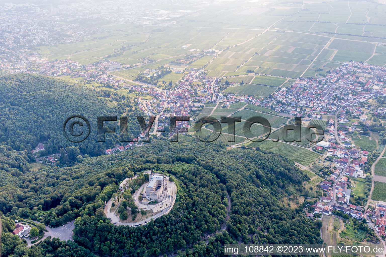 Oberhambach, Château de Hambach à le quartier Diedesfeld in Neustadt an der Weinstraße dans le département Rhénanie-Palatinat, Allemagne vu d'un drone