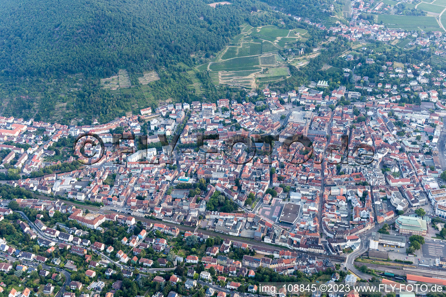 Neustadt an der Weinstraße dans le département Rhénanie-Palatinat, Allemagne vue du ciel