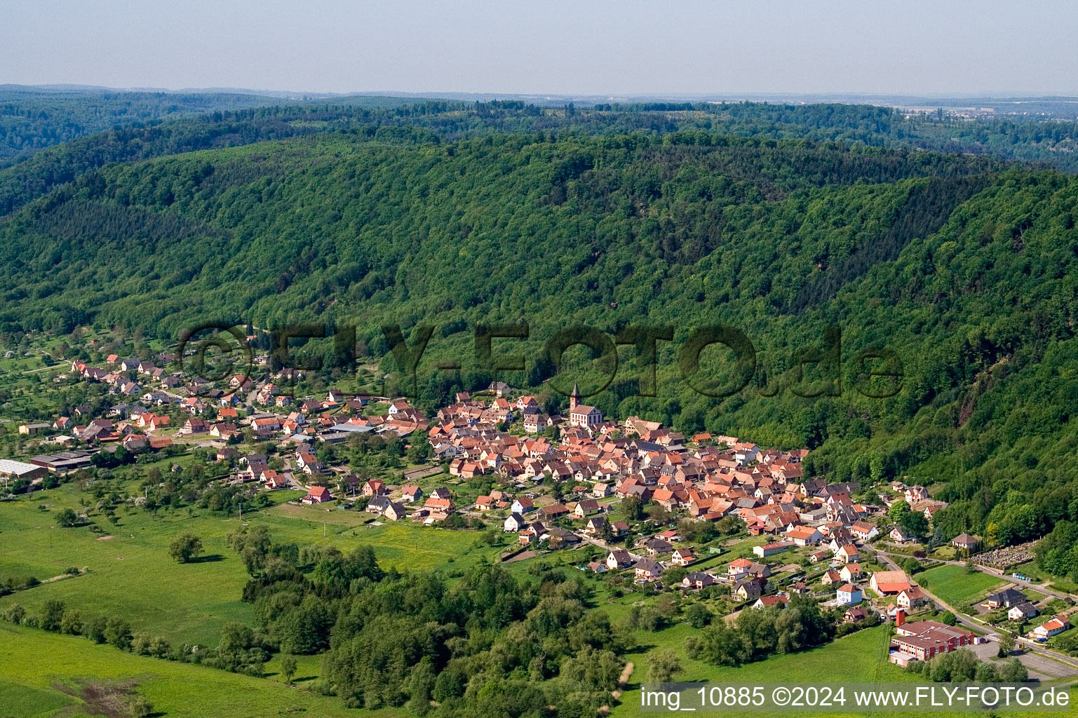 Vue aérienne de Champs agricoles et surfaces utilisables à Ernolsheim-lès-Saverne dans le département Bas Rhin, France