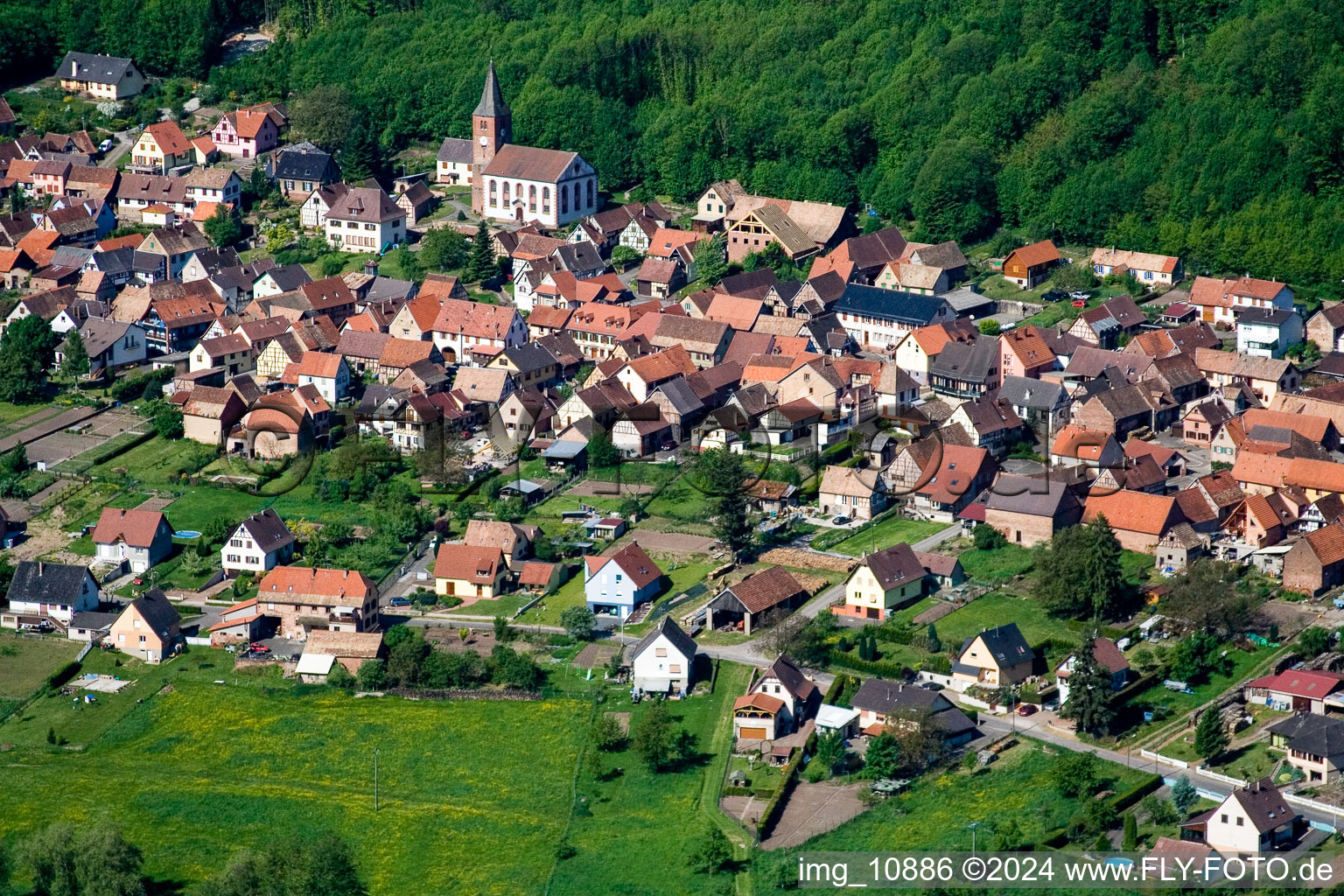 Vue aérienne de Champs agricoles et surfaces utilisables à Ernolsheim-lès-Saverne dans le département Bas Rhin, France