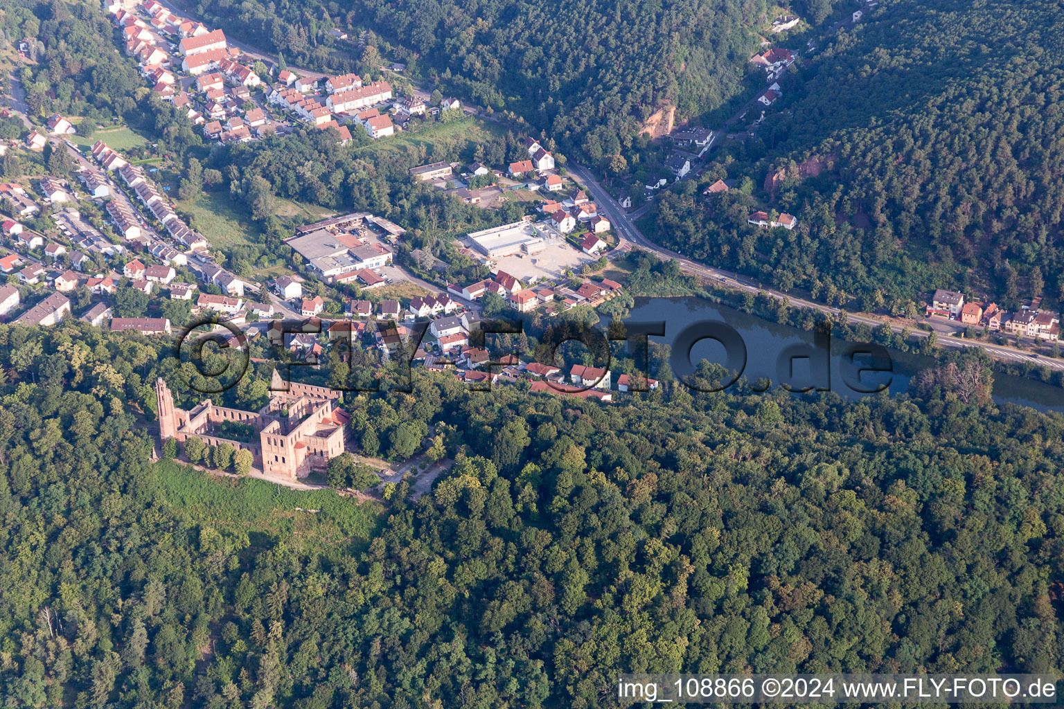 Vue oblique de Monastère de Limbourg à le quartier Grethen in Bad Dürkheim dans le département Rhénanie-Palatinat, Allemagne