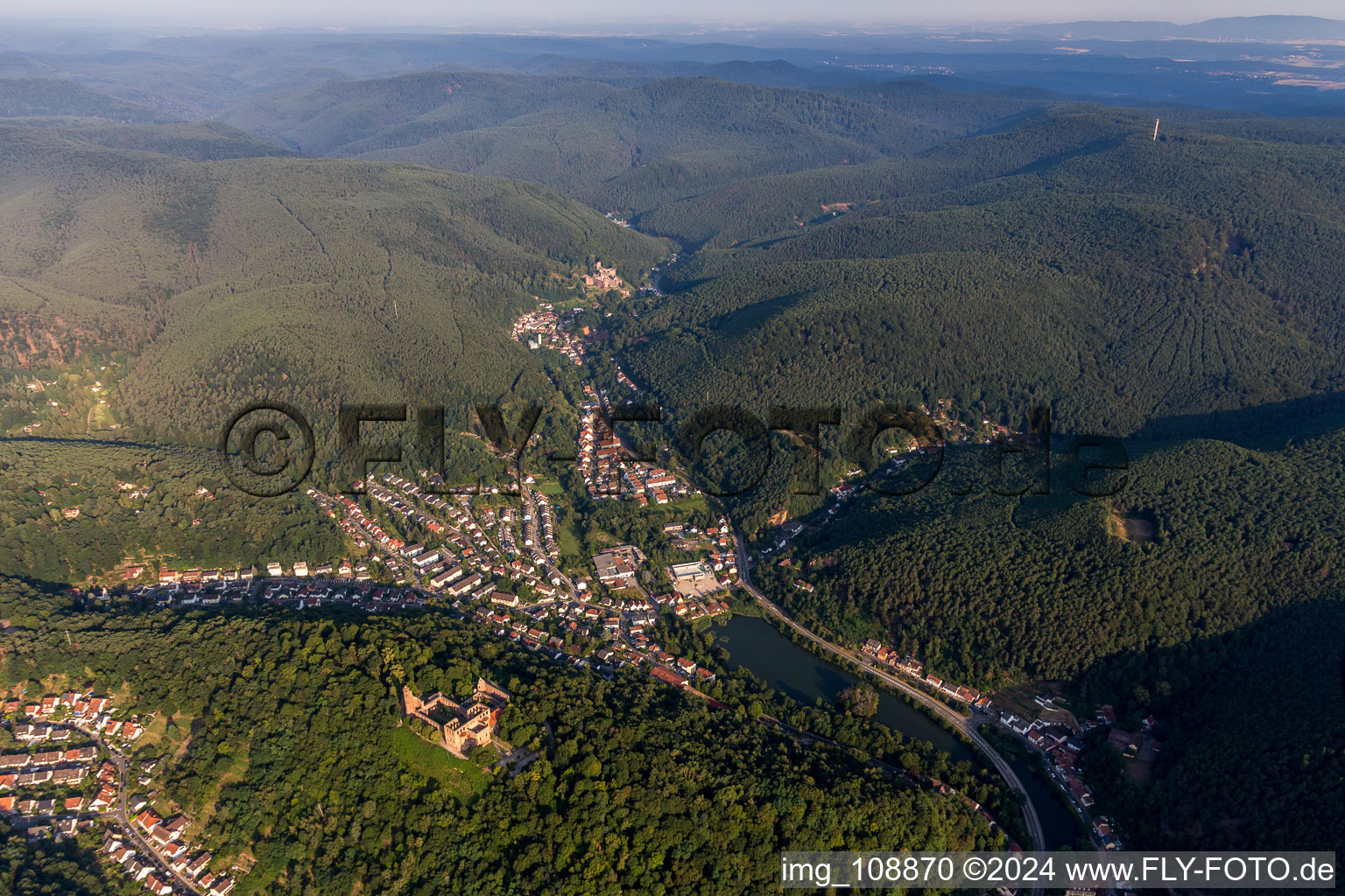 Vue aérienne de Isénachtal à le quartier Hausen in Bad Dürkheim dans le département Rhénanie-Palatinat, Allemagne