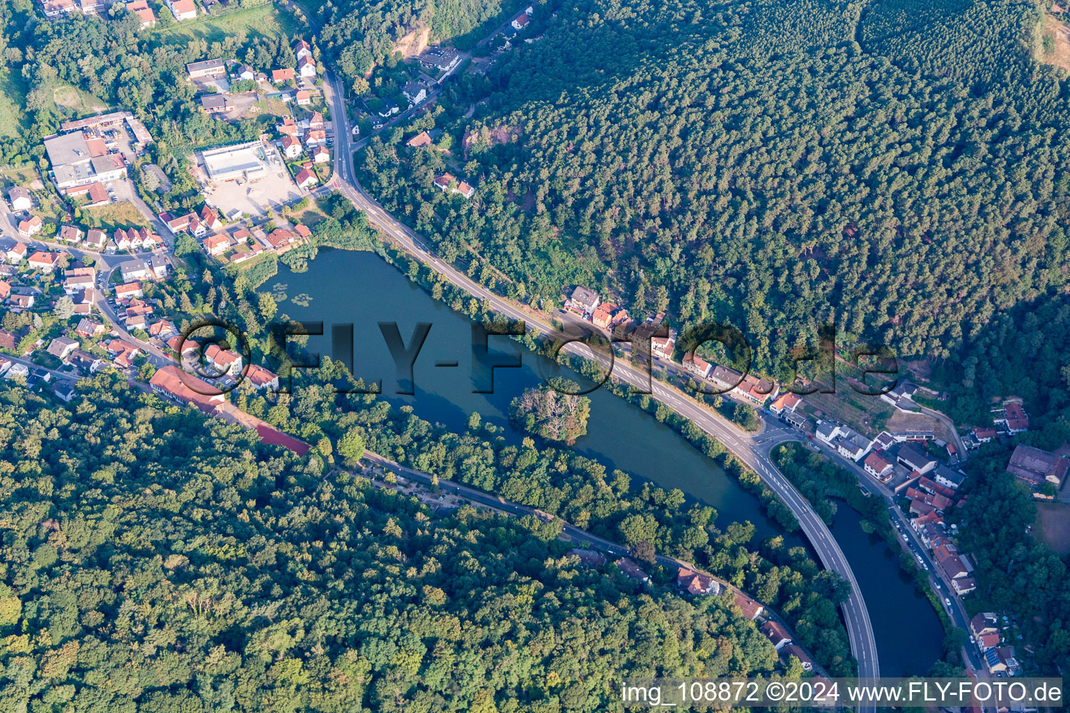 Vue aérienne de Herzogweiher à le quartier Grethen in Bad Dürkheim dans le département Rhénanie-Palatinat, Allemagne