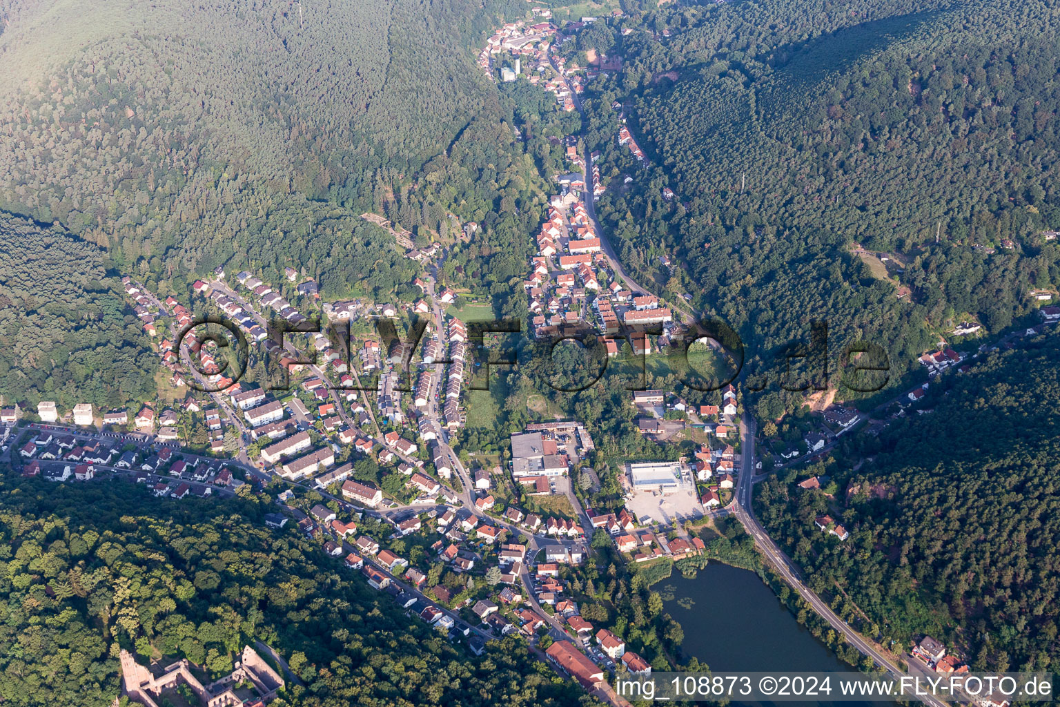 Vue aérienne de B37 à le quartier Hausen in Bad Dürkheim dans le département Rhénanie-Palatinat, Allemagne