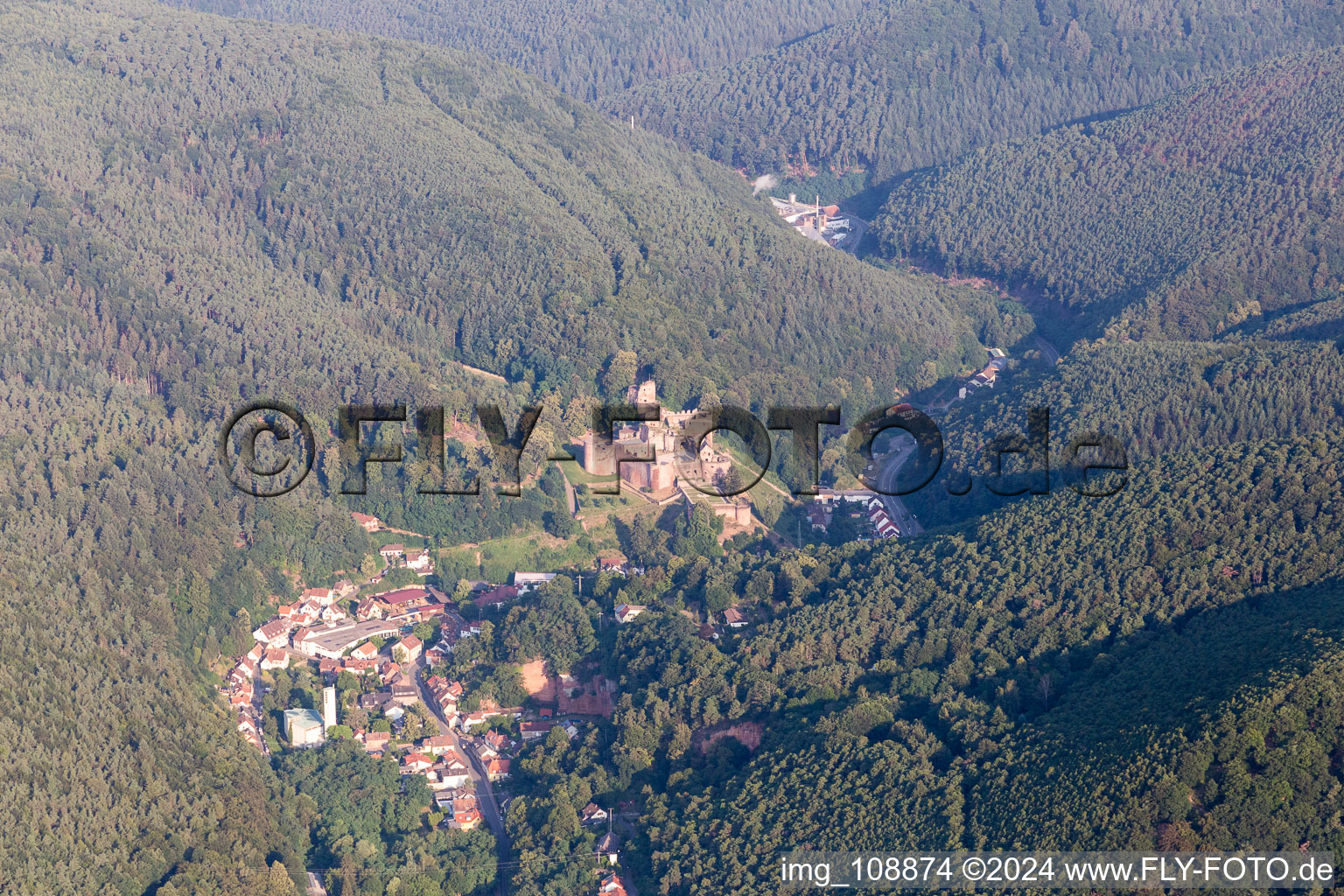 Vue aérienne de Ruines de châteaux et de forteresses à le quartier Hardenburg in Bad Dürkheim dans le département Rhénanie-Palatinat, Allemagne