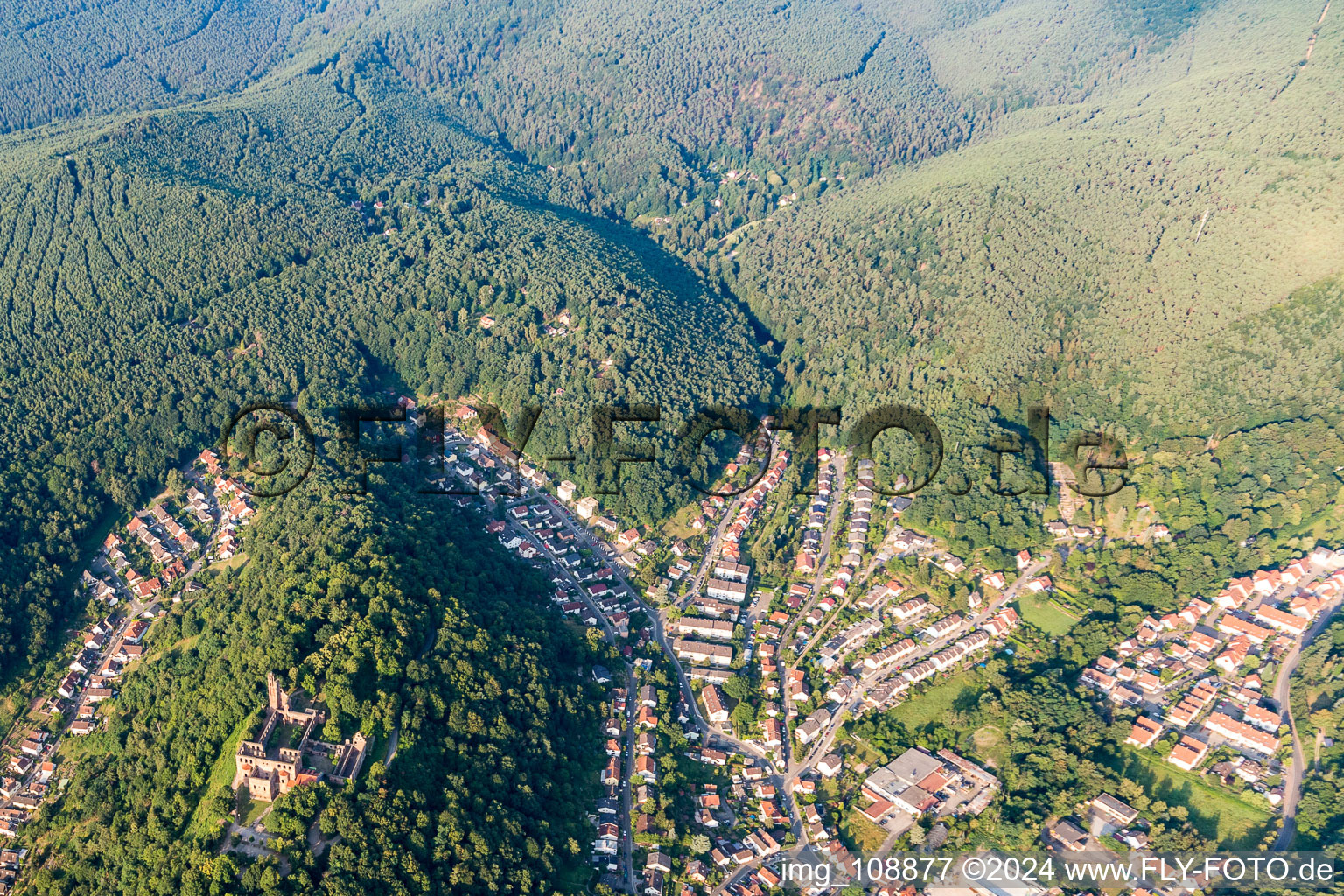 Vue aérienne de Eberstalbach à le quartier Hausen in Bad Dürkheim dans le département Rhénanie-Palatinat, Allemagne