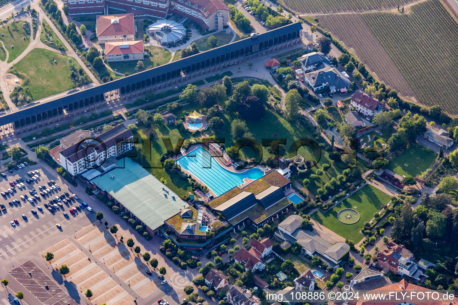 Vue aérienne de Bâtiment festif et bâtiment thermal, piscine de loisirs Salinarium à Bad Dürkheim dans le département Rhénanie-Palatinat, Allemagne