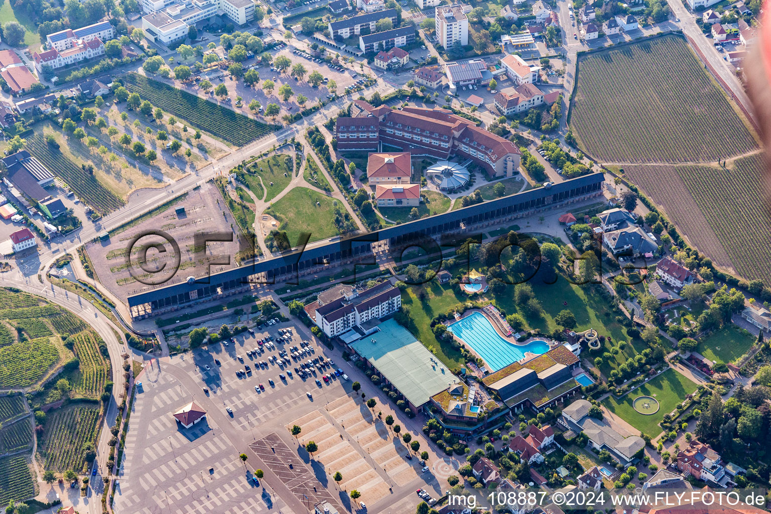 Vue aérienne de Bâtiment de remise des diplômes Saline sur la Wurstmarktplatz à Bad Dürkheim dans le département Rhénanie-Palatinat, Allemagne