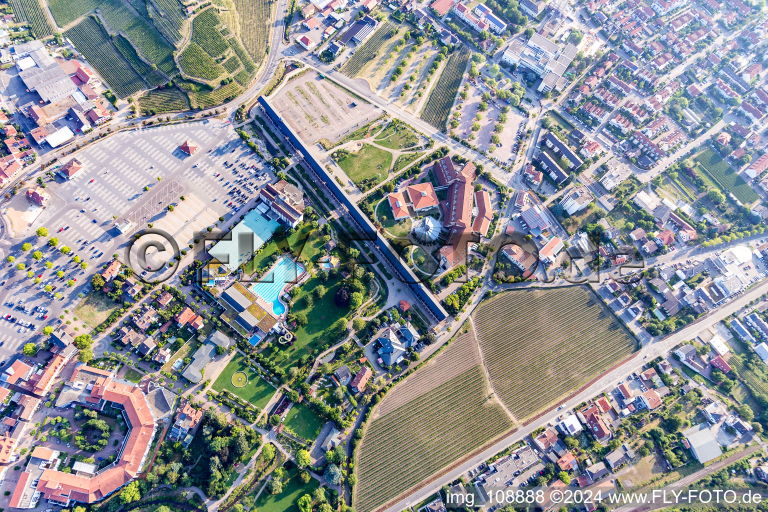 Vue aérienne de Bâtiment de remise des diplômes Saline sur la Wurstmarktplatz à Bad Dürkheim dans le département Rhénanie-Palatinat, Allemagne