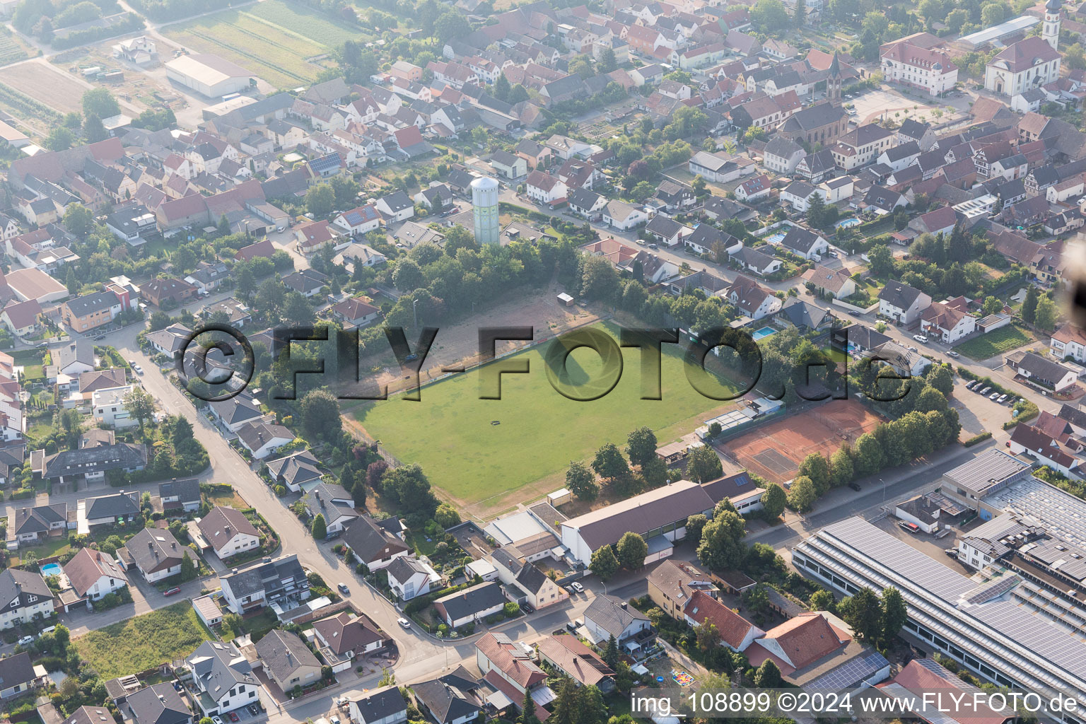 Vue aérienne de FC Palatie Böhl eV à le quartier Böhl in Böhl-Iggelheim dans le département Rhénanie-Palatinat, Allemagne