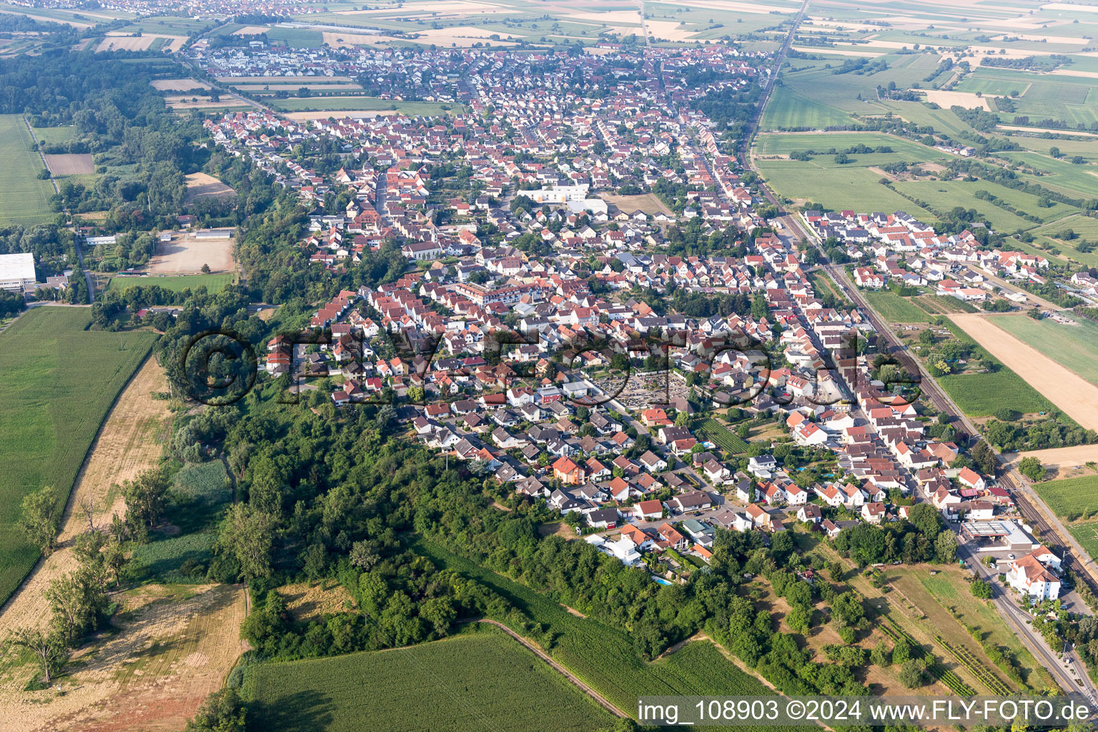 Quartier Berghausen in Römerberg dans le département Rhénanie-Palatinat, Allemagne vue d'en haut