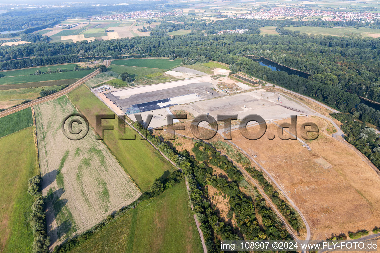 Vue aérienne de DÉCHARGE BASF sur l’île de Flotzgrün à le quartier Berghausen in Römerberg dans le département Rhénanie-Palatinat, Allemagne