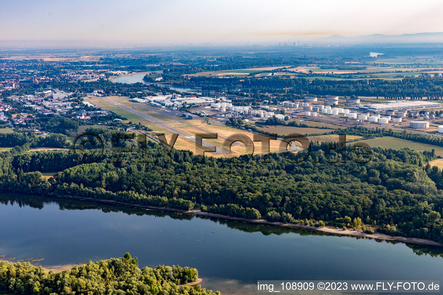 Aérodrome à Speyer dans le département Rhénanie-Palatinat, Allemagne d'en haut