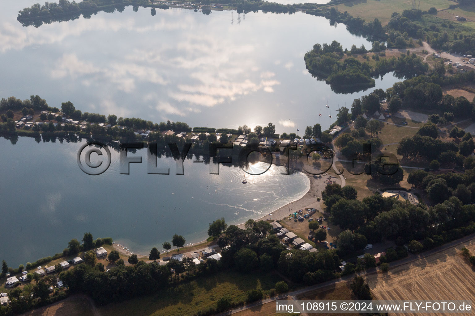 Vue oblique de Lac Erlich à le quartier Oberhausen in Oberhausen-Rheinhausen dans le département Bade-Wurtemberg, Allemagne