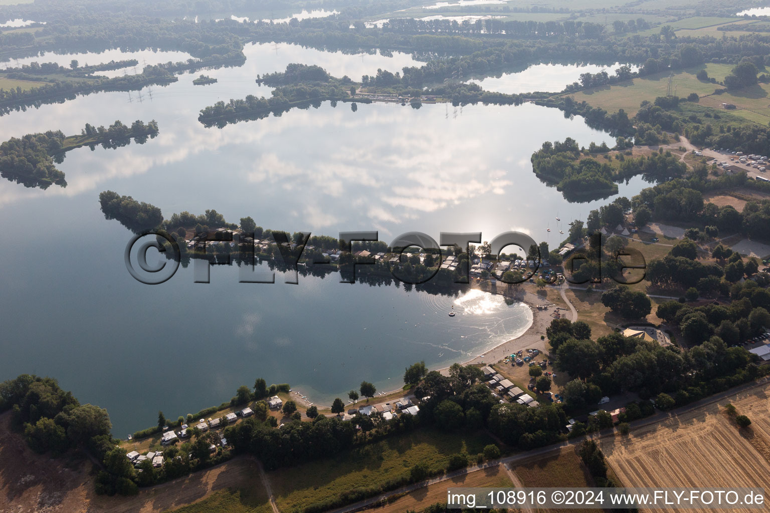 Lac Erlich à le quartier Oberhausen in Oberhausen-Rheinhausen dans le département Bade-Wurtemberg, Allemagne d'en haut