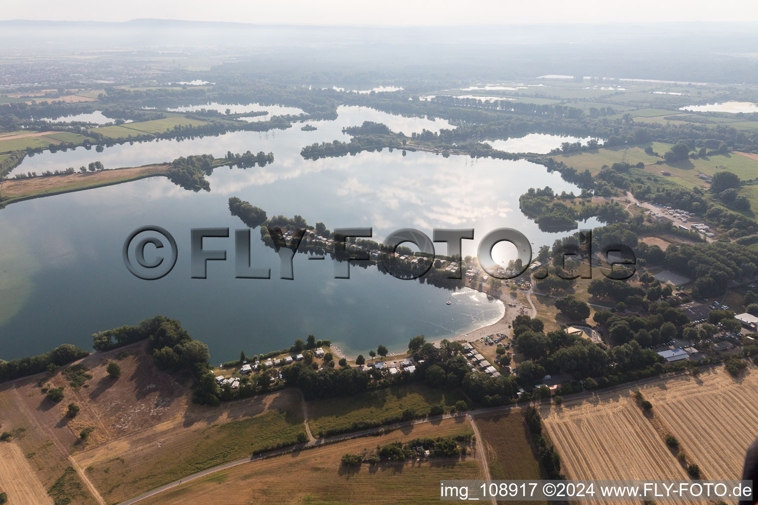 Lac Erlich à le quartier Oberhausen in Oberhausen-Rheinhausen dans le département Bade-Wurtemberg, Allemagne hors des airs