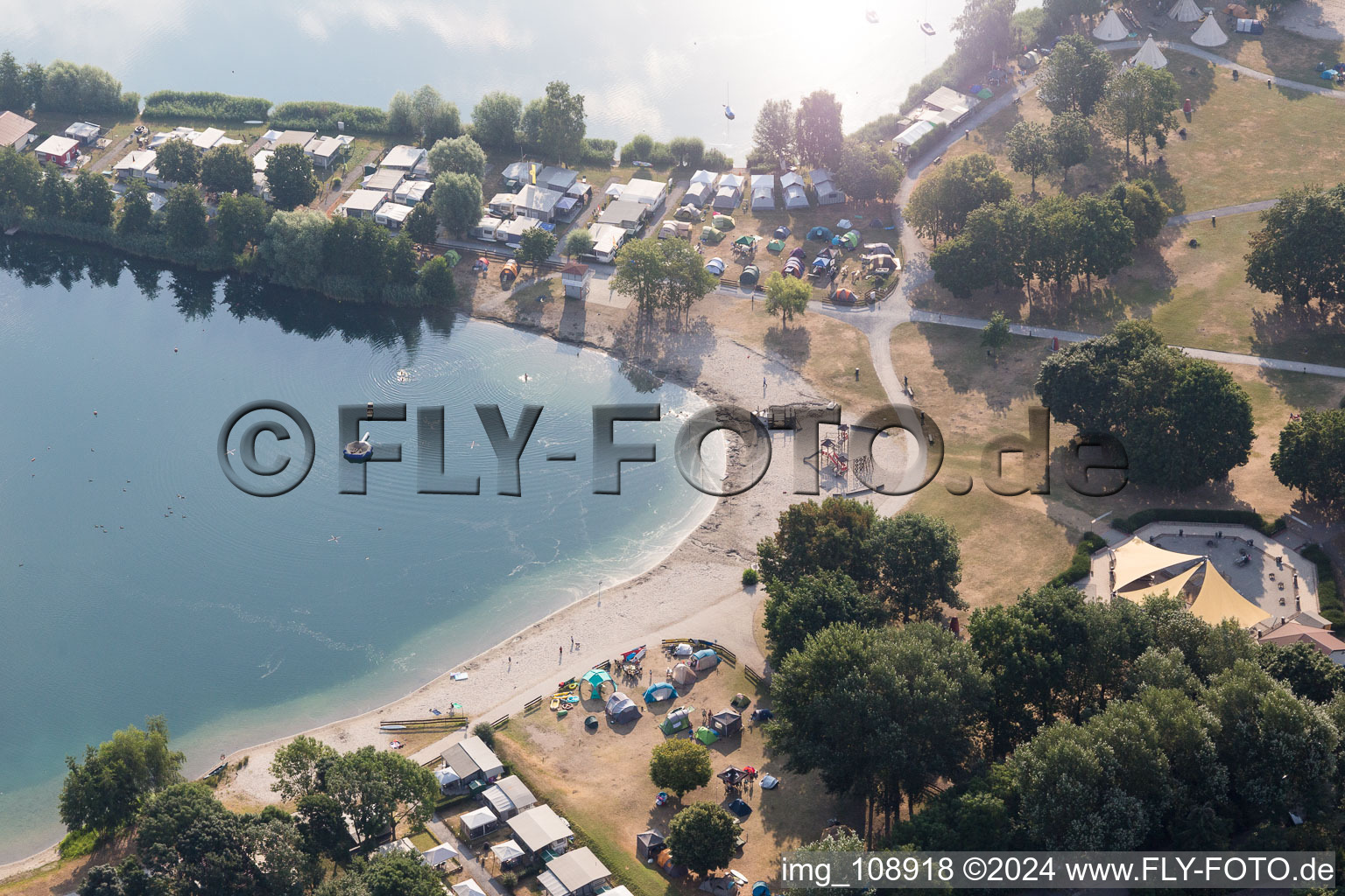 Lac Erlich à le quartier Oberhausen in Oberhausen-Rheinhausen dans le département Bade-Wurtemberg, Allemagne vue d'en haut