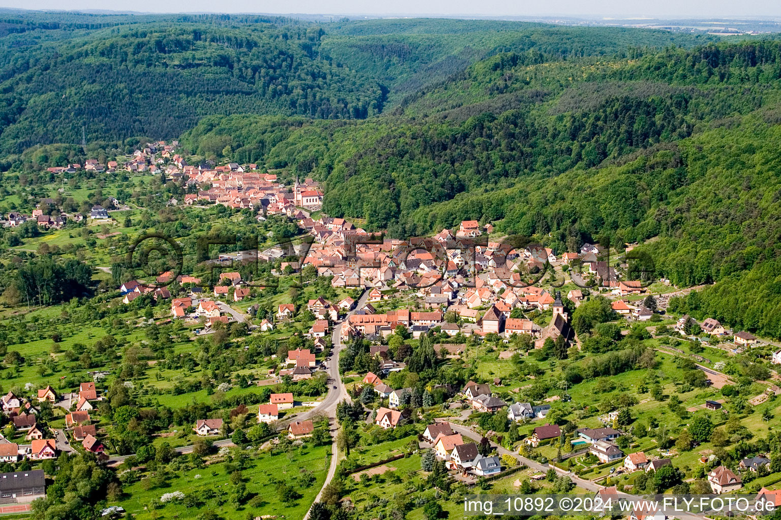 Vue aérienne de Champs agricoles et surfaces utilisables à Saint-Jean-Saverne dans le département Bas Rhin, France