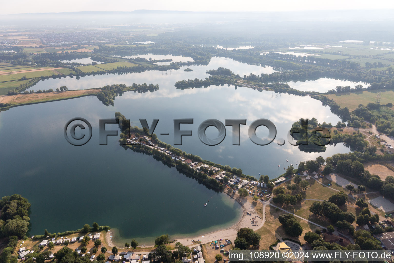 Vue d'oiseau de Lac Erlich à le quartier Oberhausen in Oberhausen-Rheinhausen dans le département Bade-Wurtemberg, Allemagne