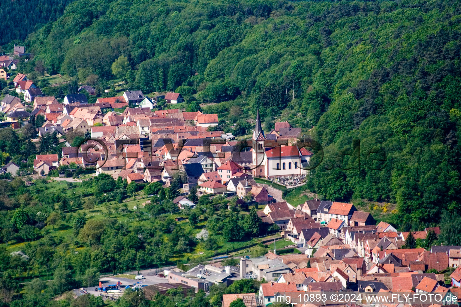 Vue aérienne de Champs agricoles et surfaces utilisables à Saint-Jean-Saverne dans le département Bas Rhin, France