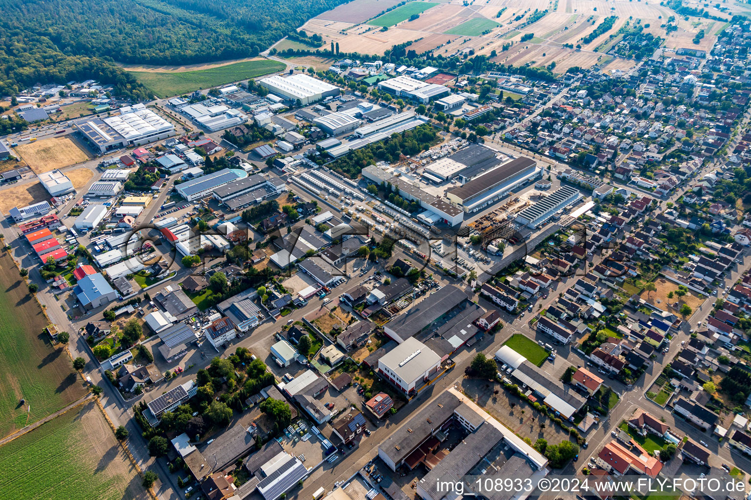 Vue aérienne de Zone commerciale à le quartier Kirrlach in Waghäusel dans le département Bade-Wurtemberg, Allemagne