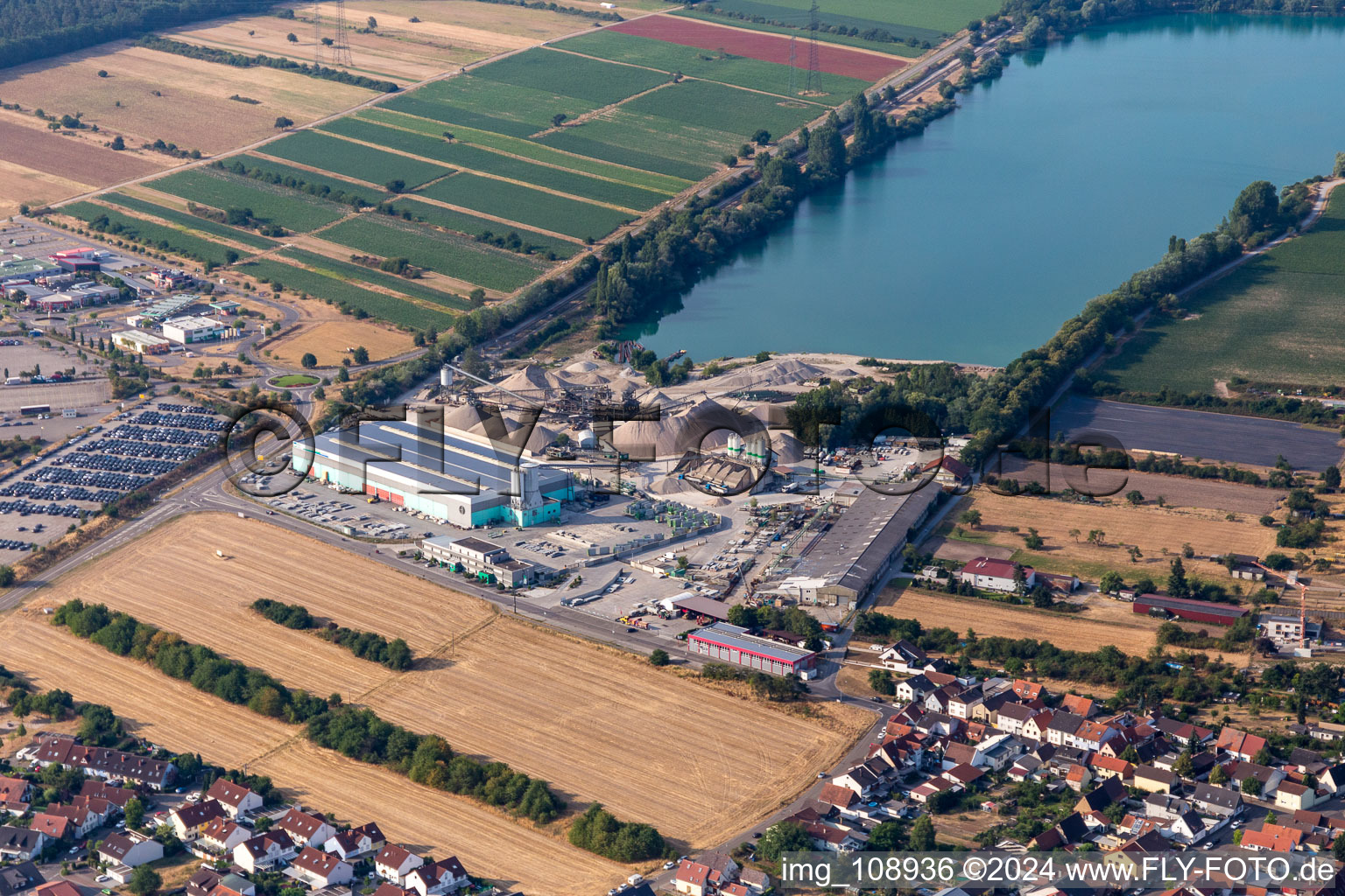 Vue aérienne de Heidelberger Sand und Kies GmbH - travaux de gravier Waghäusel à le quartier Wiesental in Waghäusel dans le département Bade-Wurtemberg, Allemagne