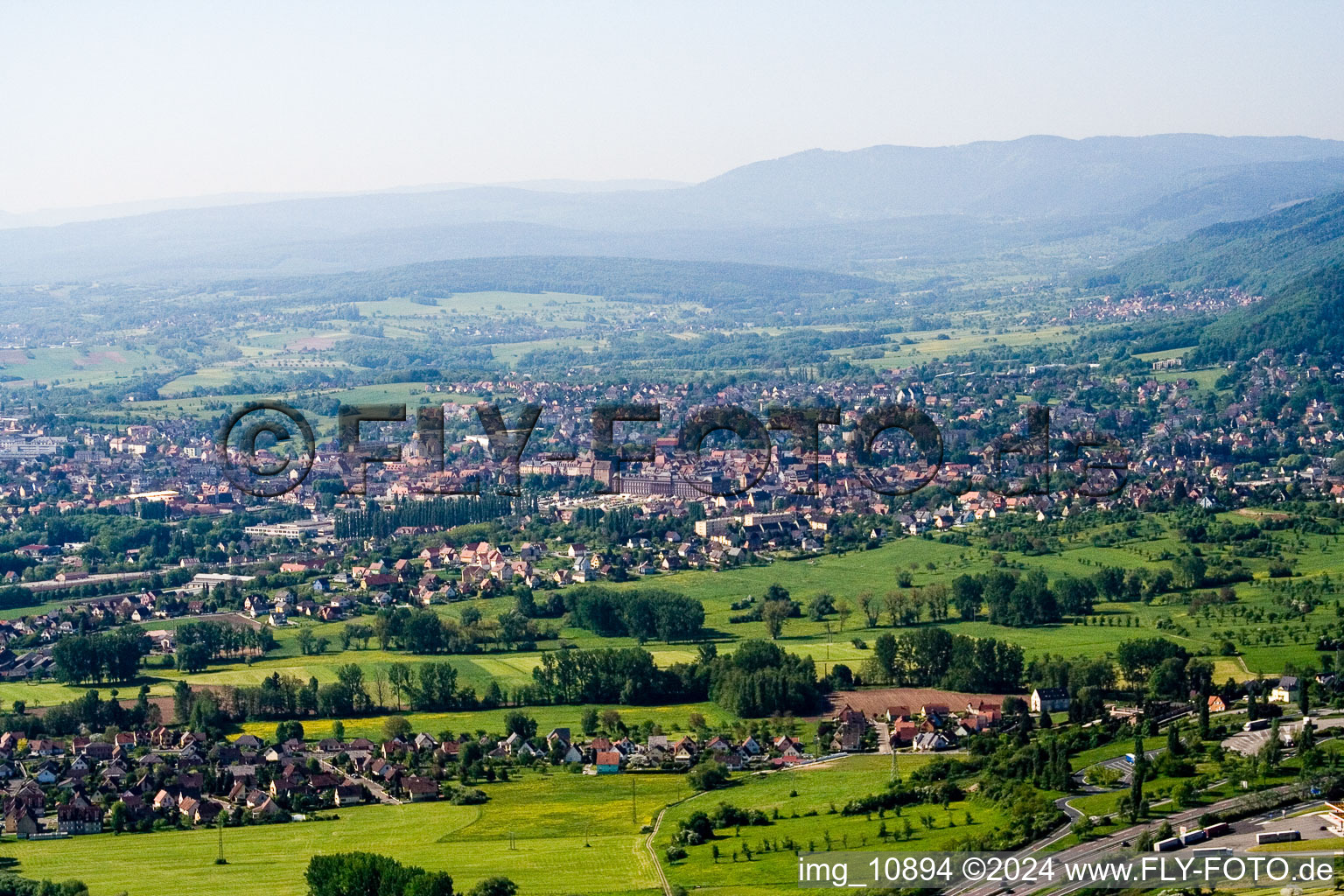 Vue aérienne de Saverne, Monswiller du nord à Monswiller dans le département Bas Rhin, France