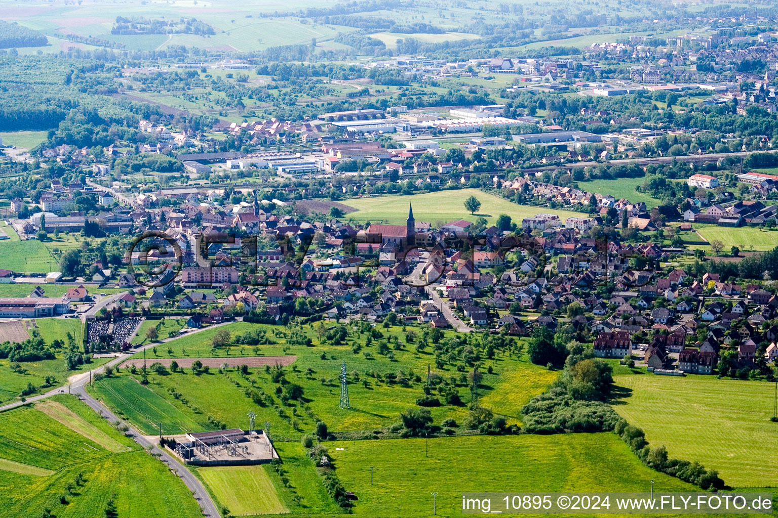 Vue aérienne de Saverne, Monswiller du nord à Monswiller dans le département Bas Rhin, France