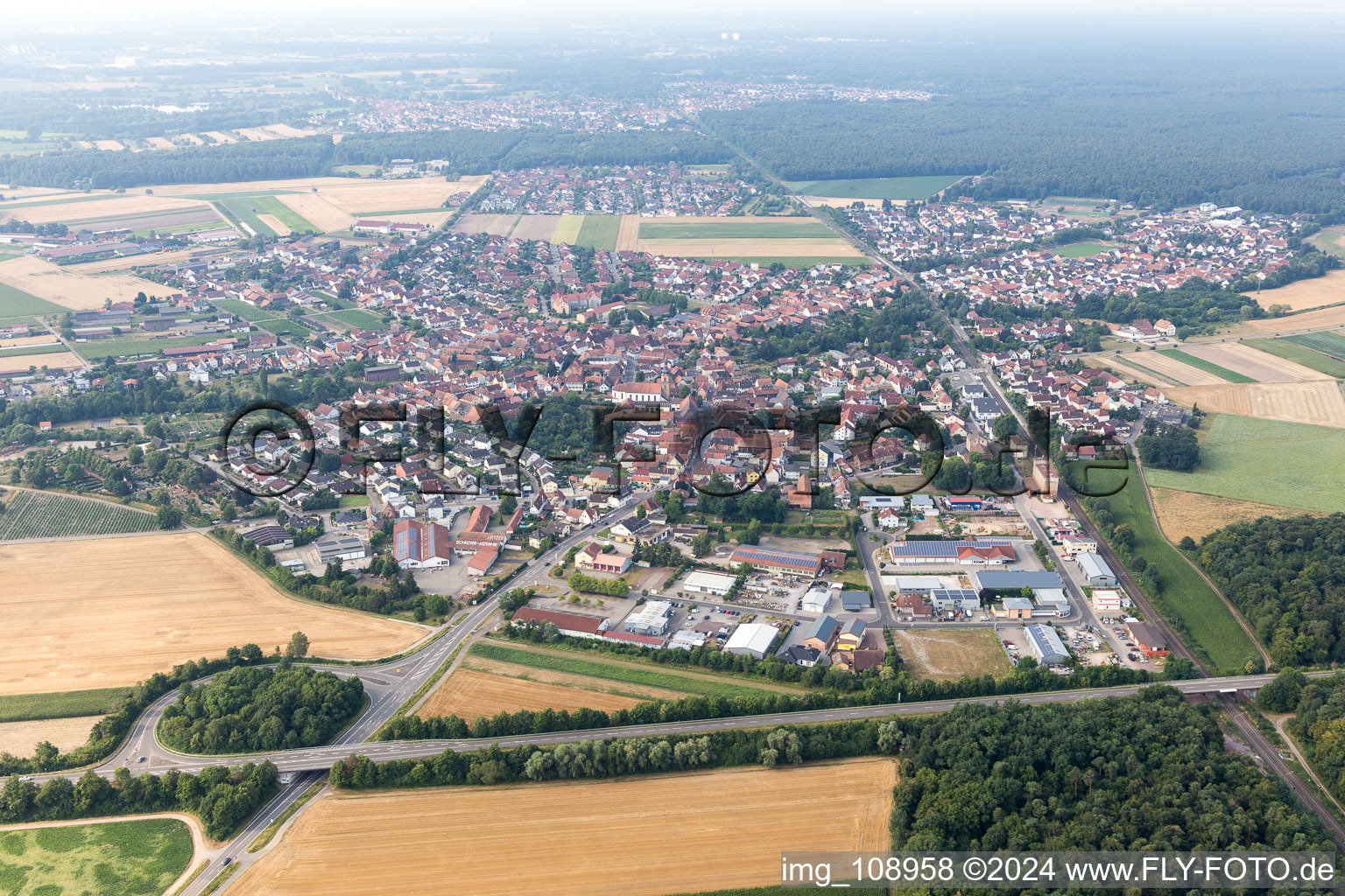 Rheinzabern dans le département Rhénanie-Palatinat, Allemagne vu d'un drone