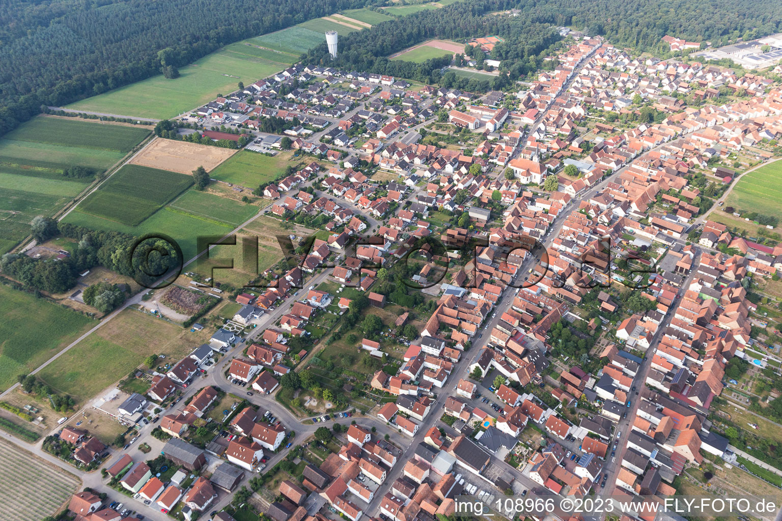 Vue oblique de Hatzenbühl dans le département Rhénanie-Palatinat, Allemagne