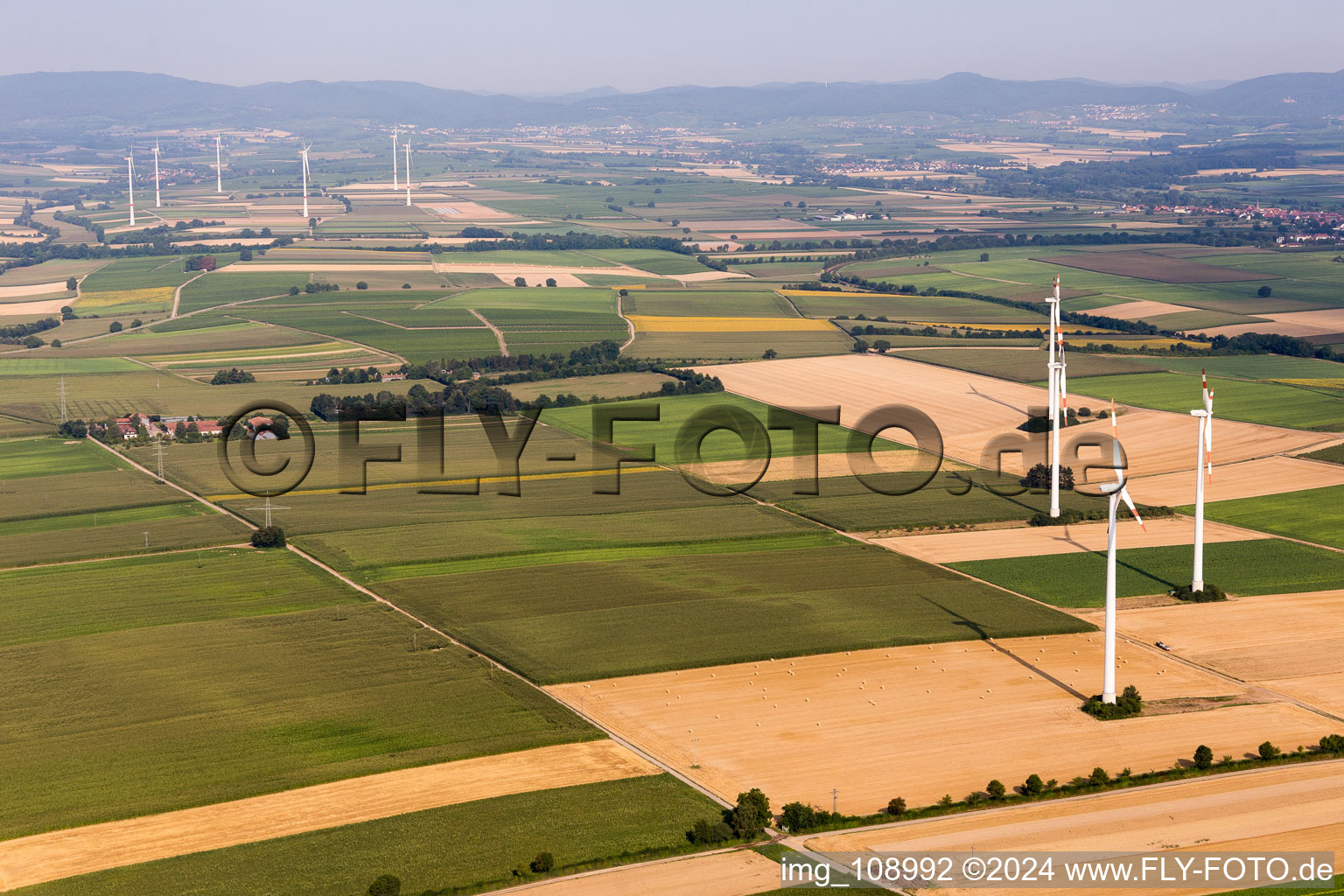 Vue oblique de Éoliennes à Minfeld dans le département Rhénanie-Palatinat, Allemagne