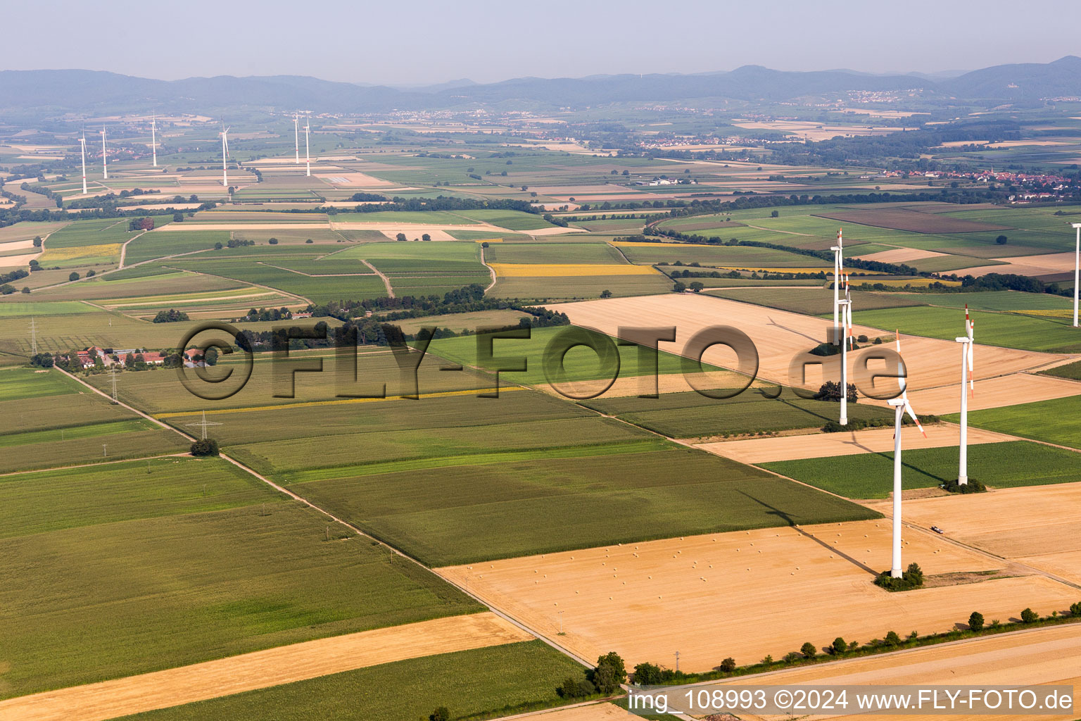 Éoliennes à Minfeld dans le département Rhénanie-Palatinat, Allemagne d'en haut