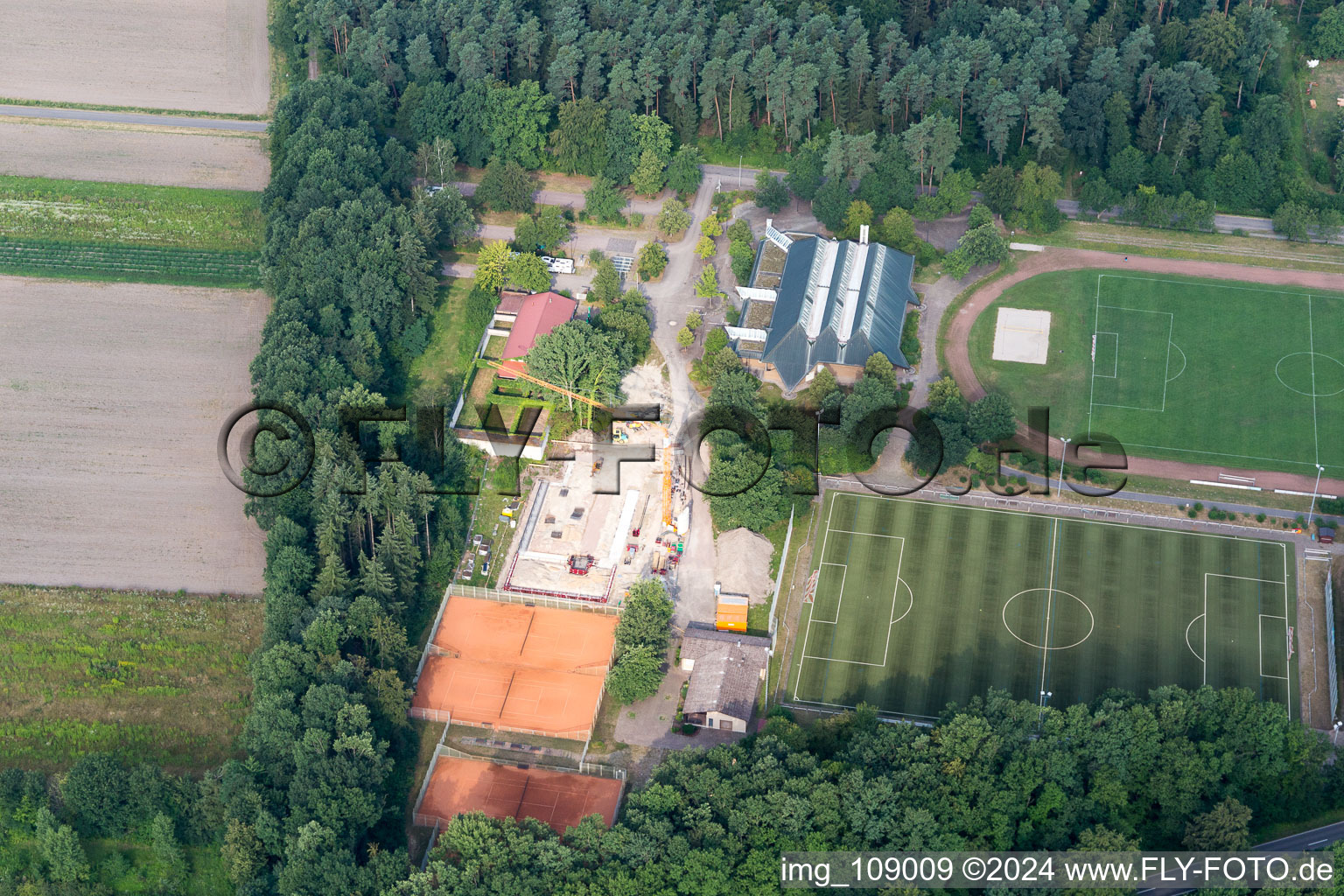 Quartier Schaidt in Wörth am Rhein dans le département Rhénanie-Palatinat, Allemagne du point de vue du drone