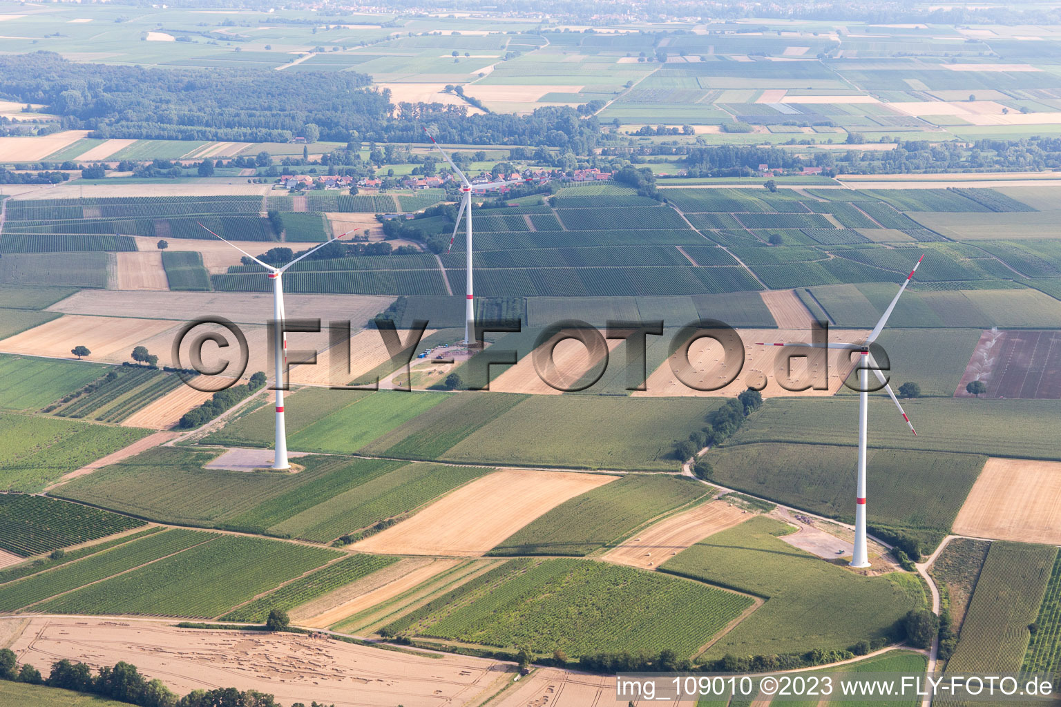 Vue aérienne de Parc éolien à Freckenfeld dans le département Rhénanie-Palatinat, Allemagne