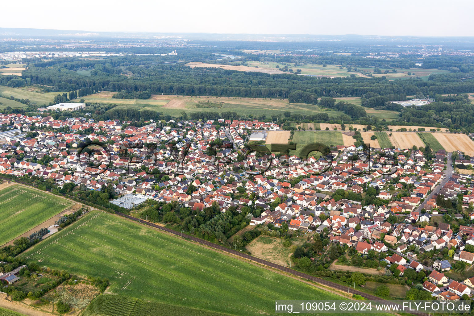 Quartier Berghausen in Römerberg dans le département Rhénanie-Palatinat, Allemagne depuis l'avion