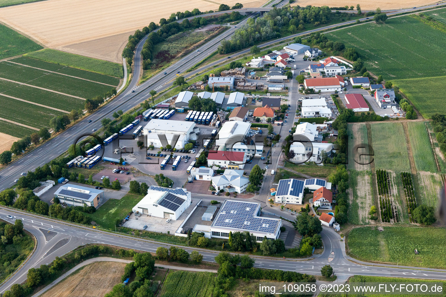 Photographie aérienne de Zone industrielle de la Werkstrasse à le quartier Berghausen in Römerberg dans le département Rhénanie-Palatinat, Allemagne