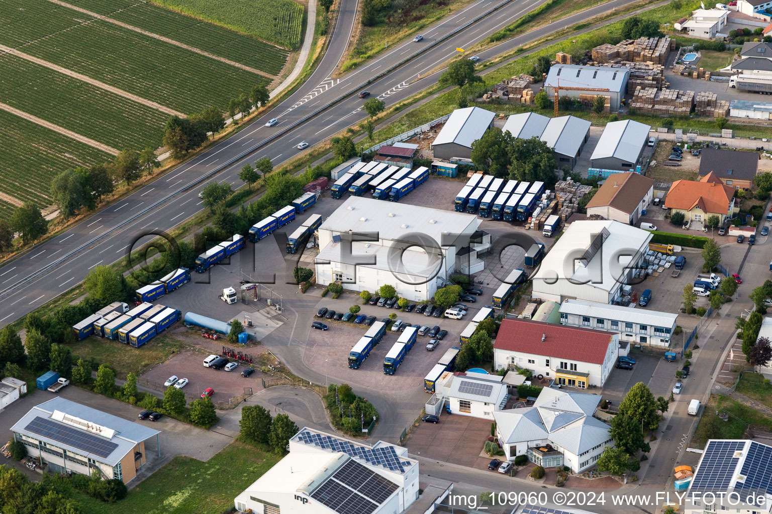 Vue oblique de Zone industrielle de la Werkstrasse à le quartier Berghausen in Römerberg dans le département Rhénanie-Palatinat, Allemagne