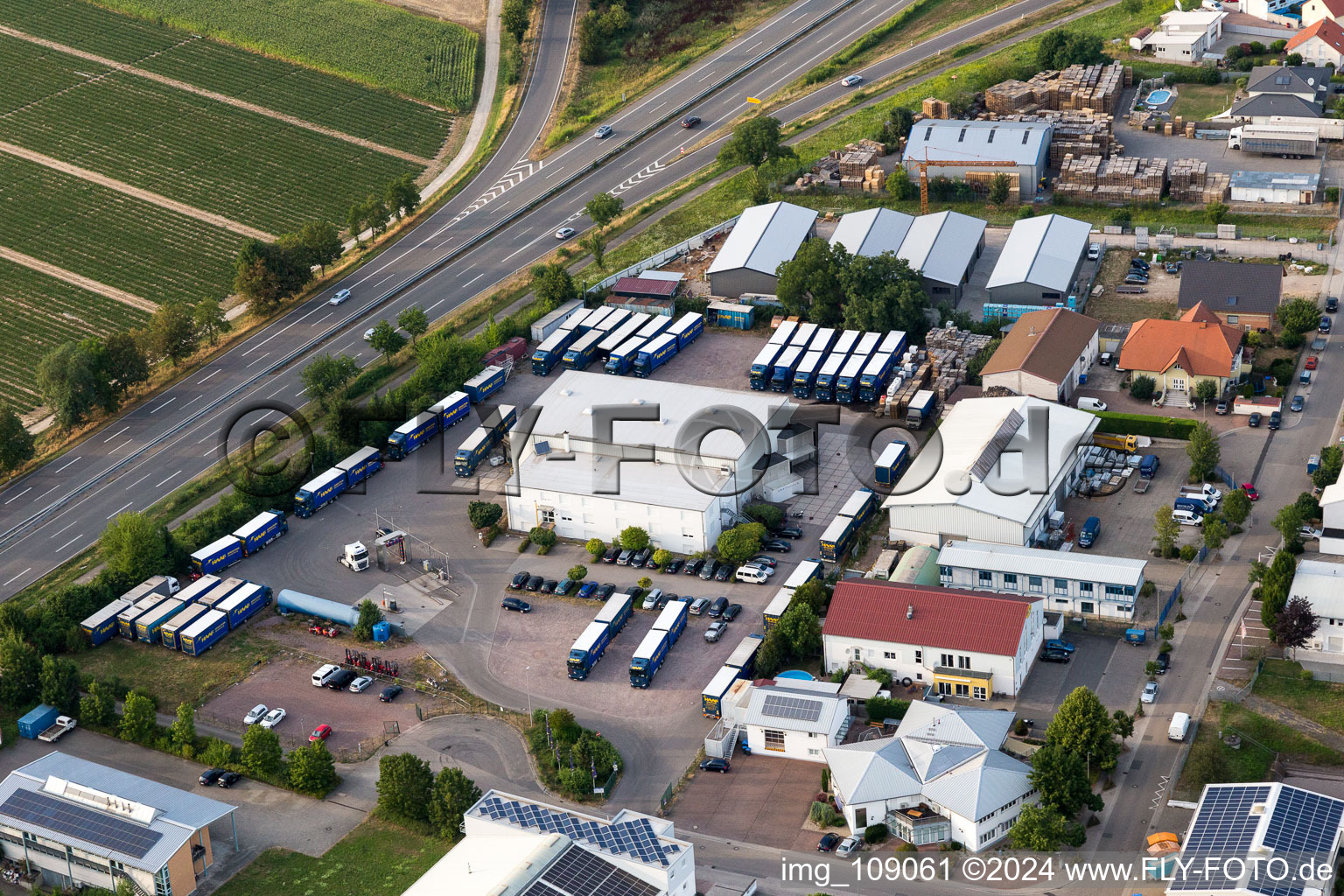 Zone industrielle de la Werkstrasse à le quartier Berghausen in Römerberg dans le département Rhénanie-Palatinat, Allemagne d'en haut