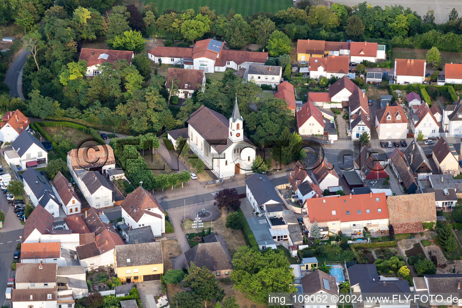 Vue aérienne de Église Pancrace à le quartier Berghausen in Römerberg dans le département Rhénanie-Palatinat, Allemagne