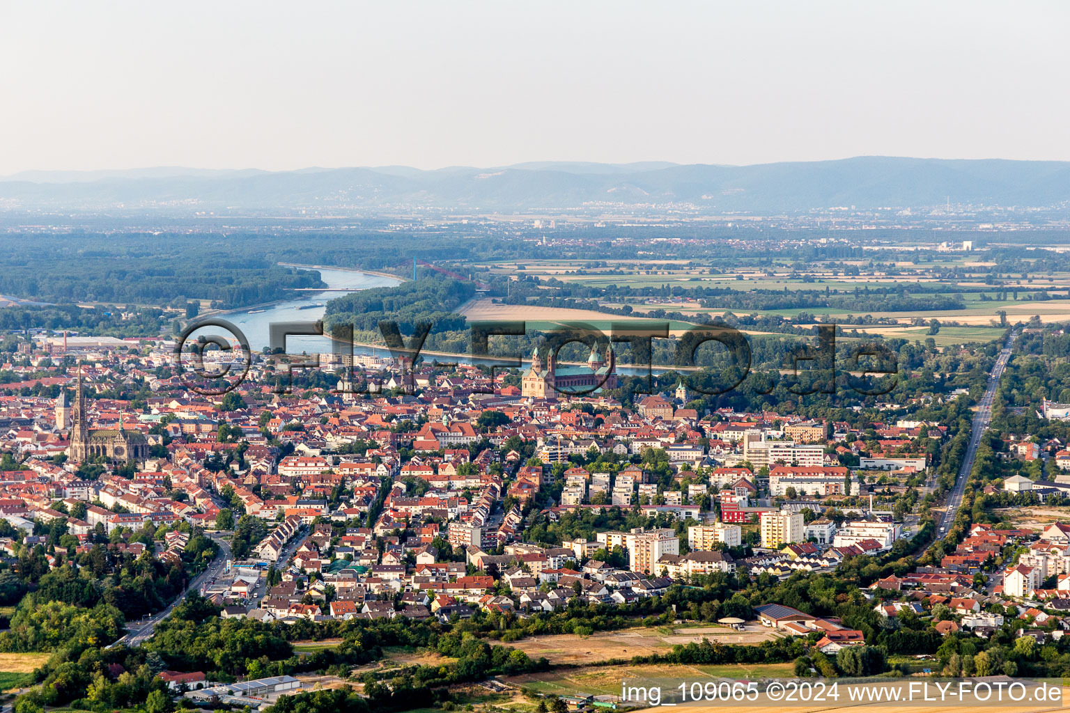 Speyer dans le département Rhénanie-Palatinat, Allemagne depuis l'avion