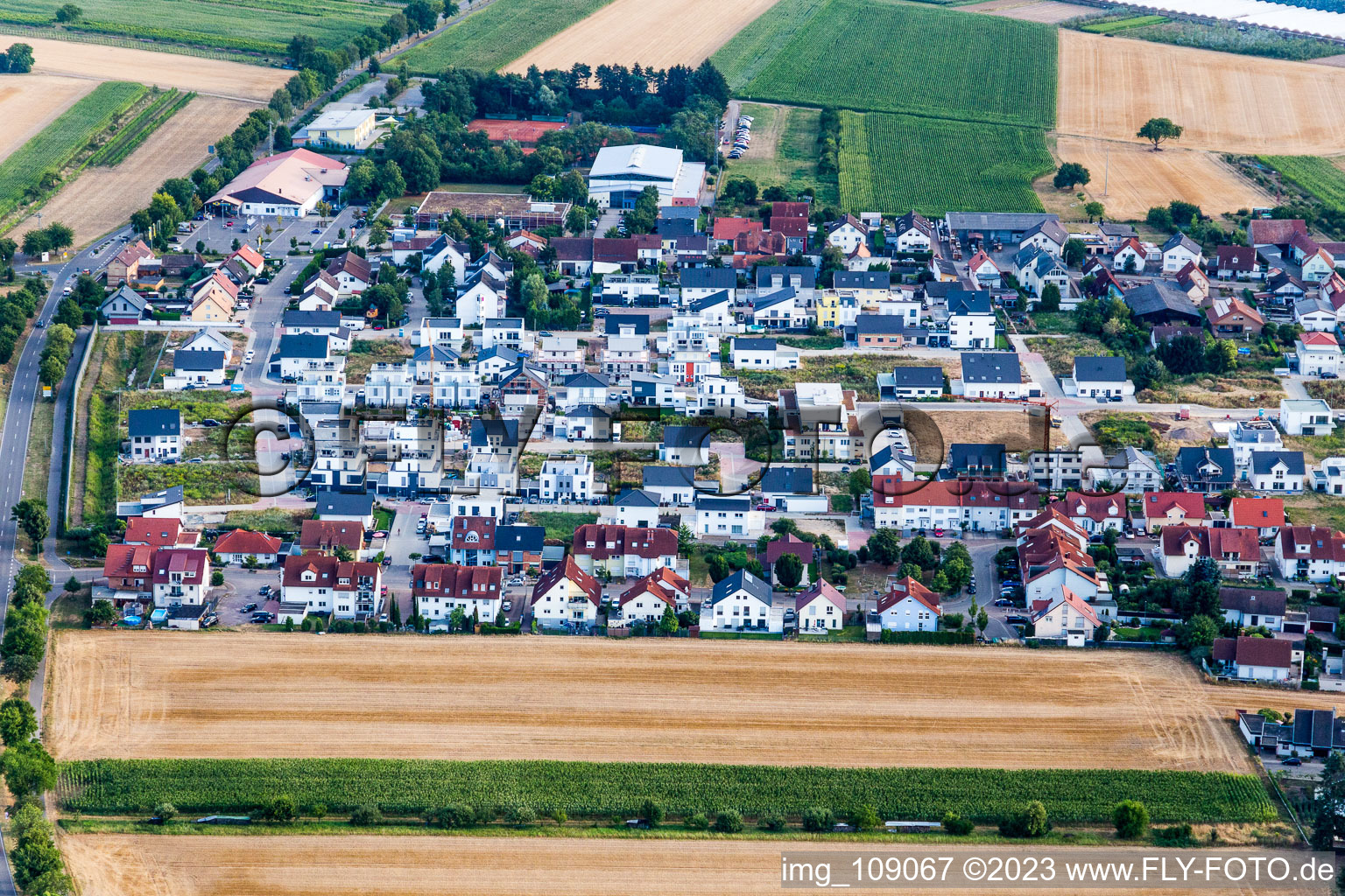 Nouvelle zone de développement sur Römerberg à le quartier Heiligenstein in Römerberg dans le département Rhénanie-Palatinat, Allemagne hors des airs