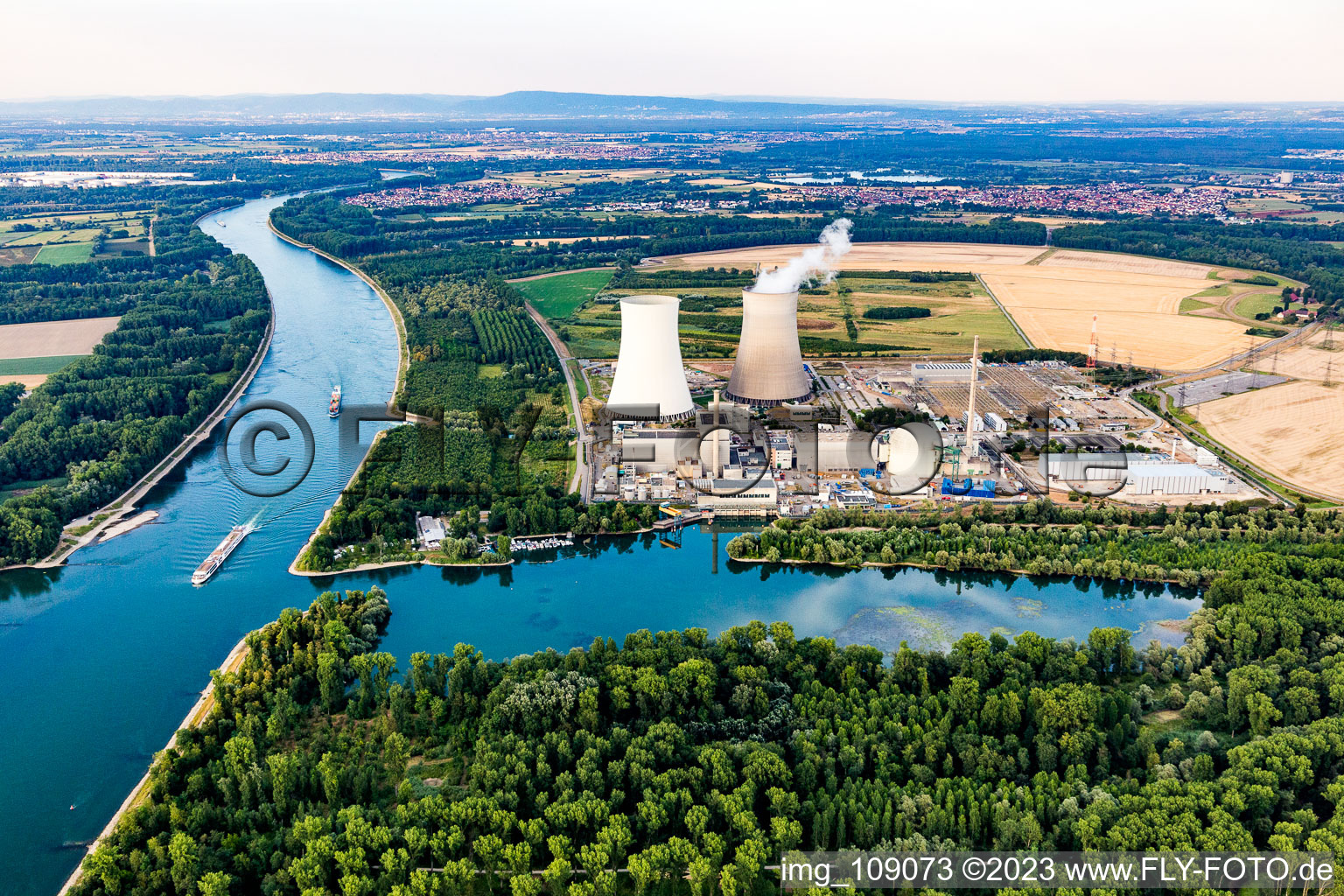 Vue aérienne de Blocs de réacteurs et installations partiellement déclassés de la centrale nucléaire - Centrale nucléaire NPP EnBW Kernkraft GmbH, centrale nucléaire Philippsburg à Philippsburg dans le département Bade-Wurtemberg, Allemagne