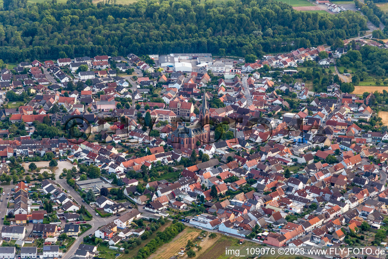 Du nord-est à le quartier Rheinsheim in Philippsburg dans le département Bade-Wurtemberg, Allemagne d'en haut