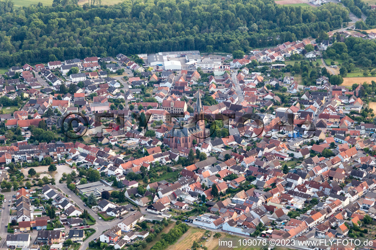 Vue aérienne de Saint-Guy du nord-ouest à le quartier Rheinsheim in Philippsburg dans le département Bade-Wurtemberg, Allemagne