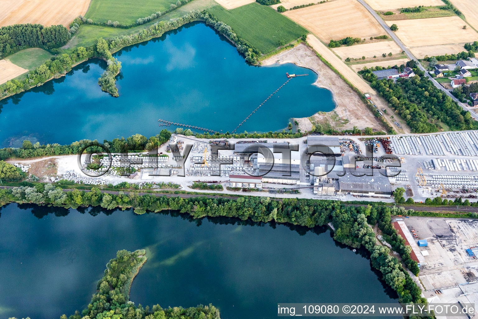 Vue aérienne de Centrale à béton et matériaux de construction en Rheinsheim à le quartier Rheinsheim in Philippsburg dans le département Bade-Wurtemberg, Allemagne