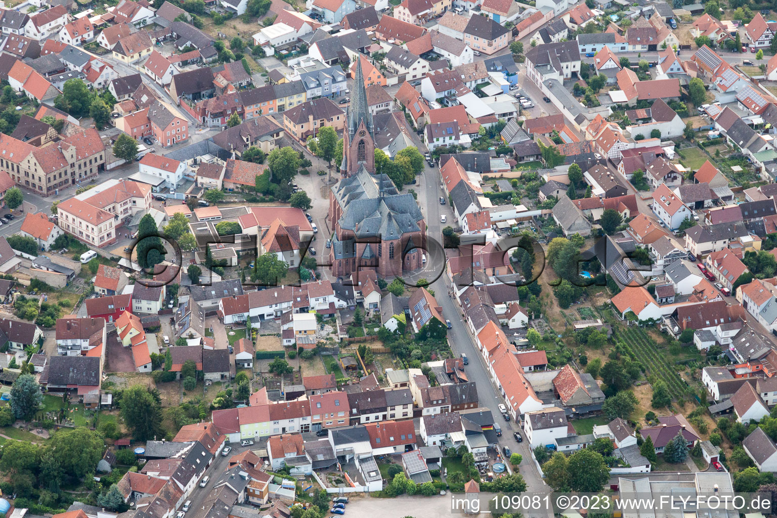 Vue aérienne de Saint-Guy vu de l'ouest à le quartier Rheinsheim in Philippsburg dans le département Bade-Wurtemberg, Allemagne