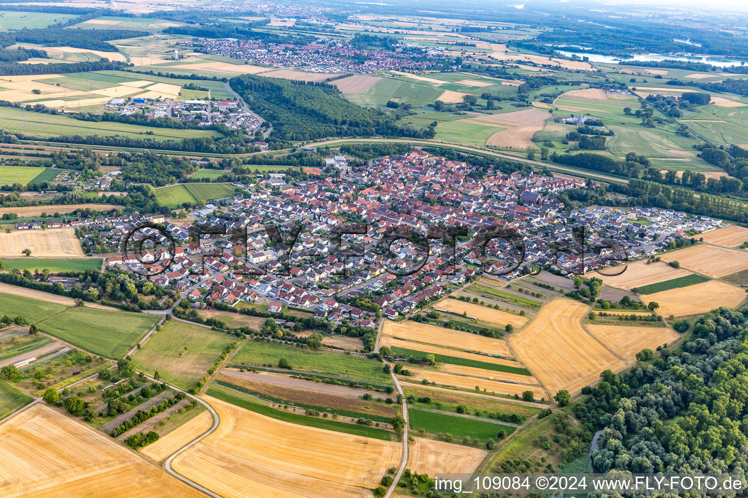 Vue aérienne de Du nord à le quartier Rußheim in Dettenheim dans le département Bade-Wurtemberg, Allemagne