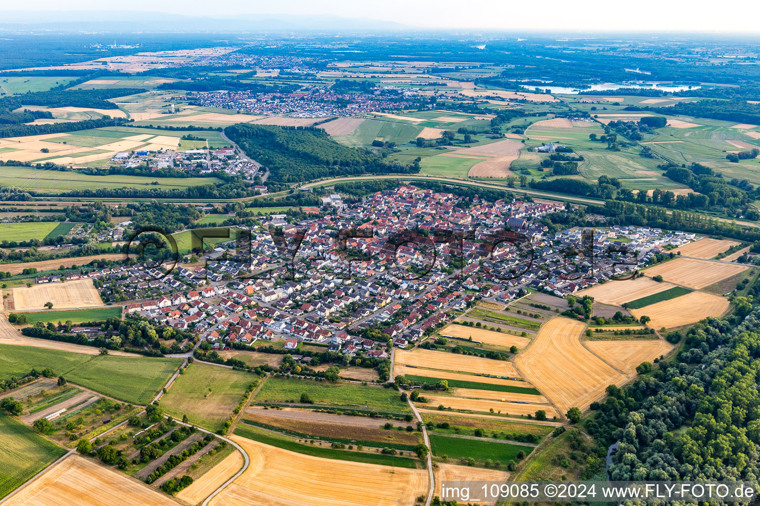 Vue aérienne de Du nord à le quartier Rußheim in Dettenheim dans le département Bade-Wurtemberg, Allemagne