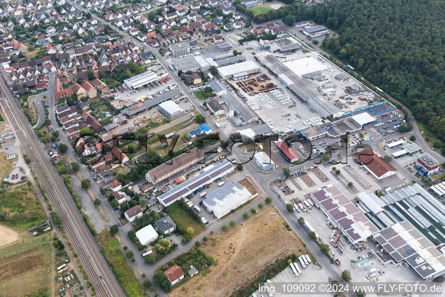 Vue aérienne de Zone industrielle Spöckerbuchenstr à le quartier Friedrichstal in Stutensee dans le département Bade-Wurtemberg, Allemagne