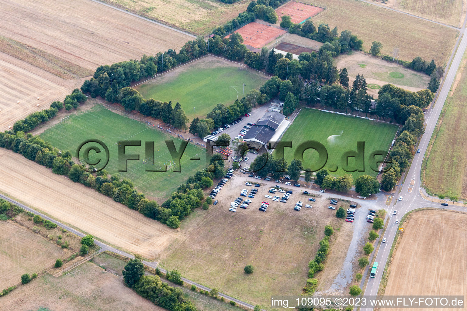 Vue aérienne de Le paradis des escalopes à le quartier Friedrichstal in Stutensee dans le département Bade-Wurtemberg, Allemagne